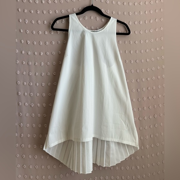 Athleta Tops - Athleta Sojurn Sleeveless Tank‎ Pleated Racerback Sz M White